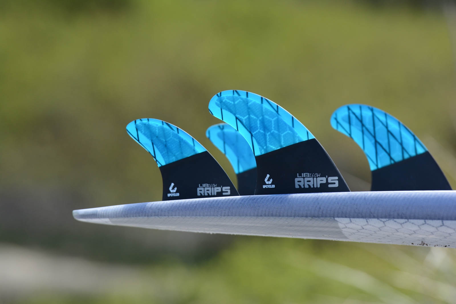 Surfboard quad fins