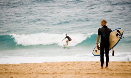 surfer-on-beach-capbreton