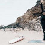 Painting your surfboard into unique and trendy kit by spraying