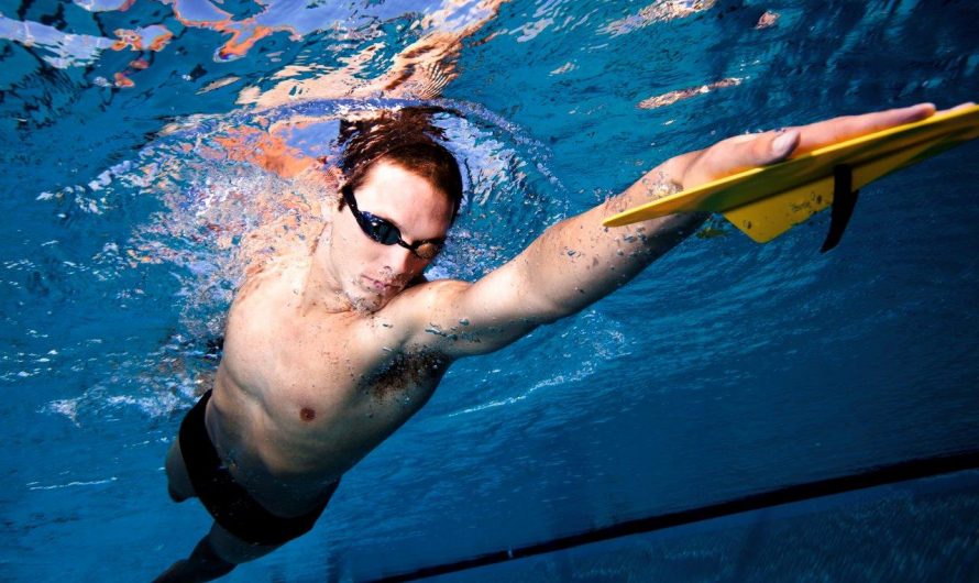 How to choose hand-shaped fins in order to improve swimming technique