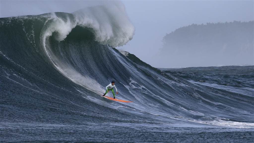 giant waves surfing