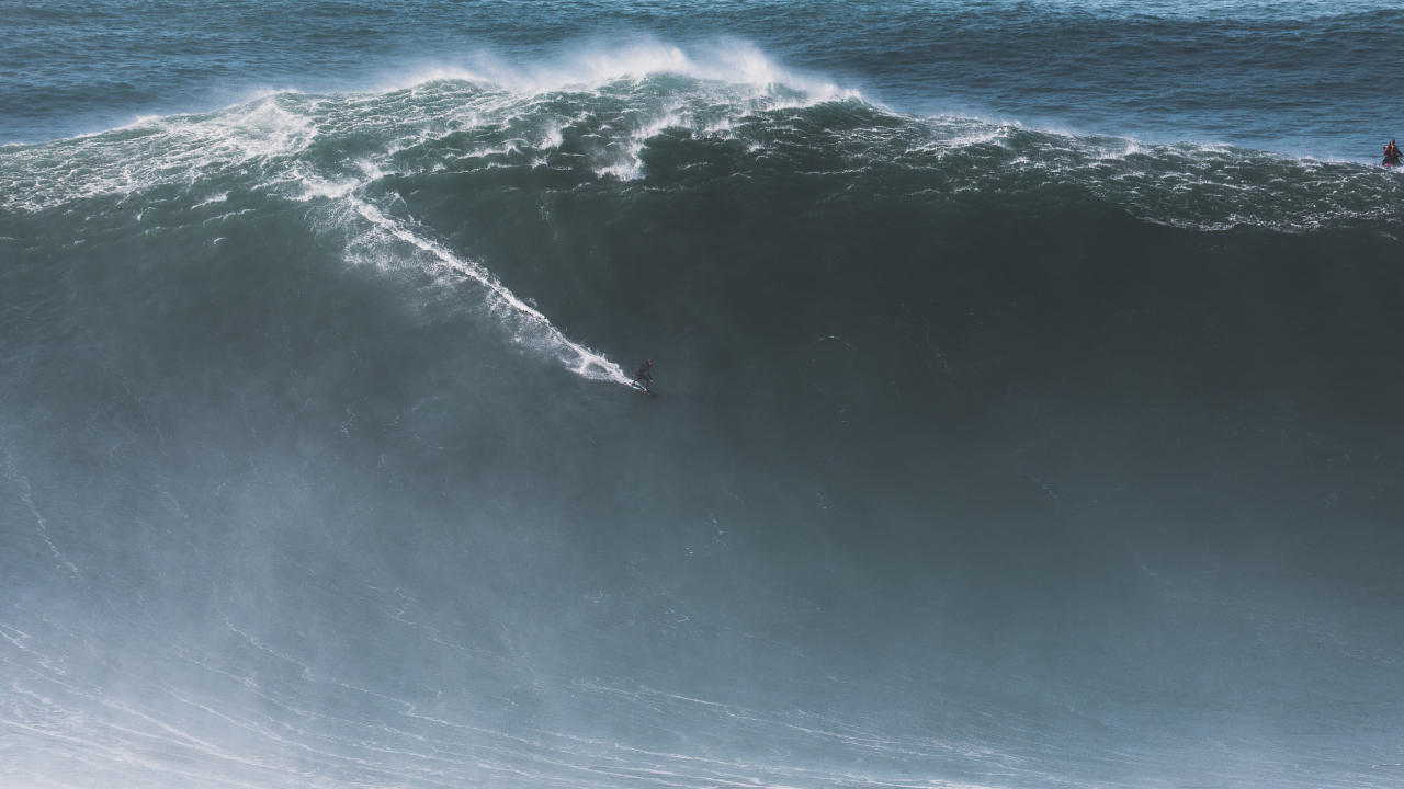 nazare wave surfing