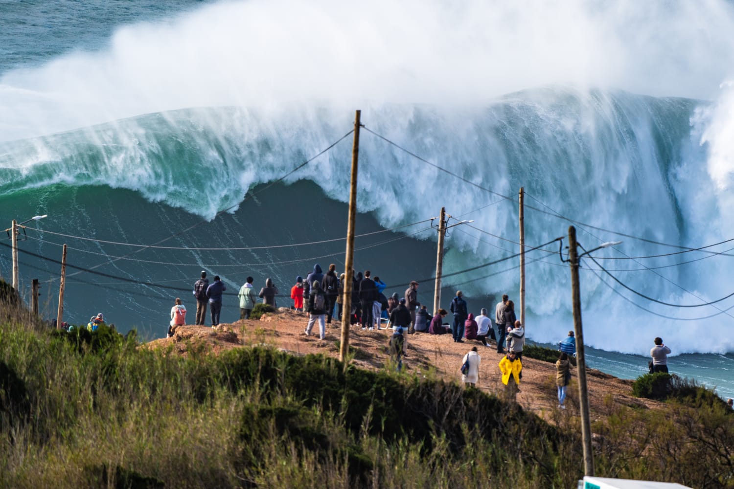 huge-wave-nazare-portugal