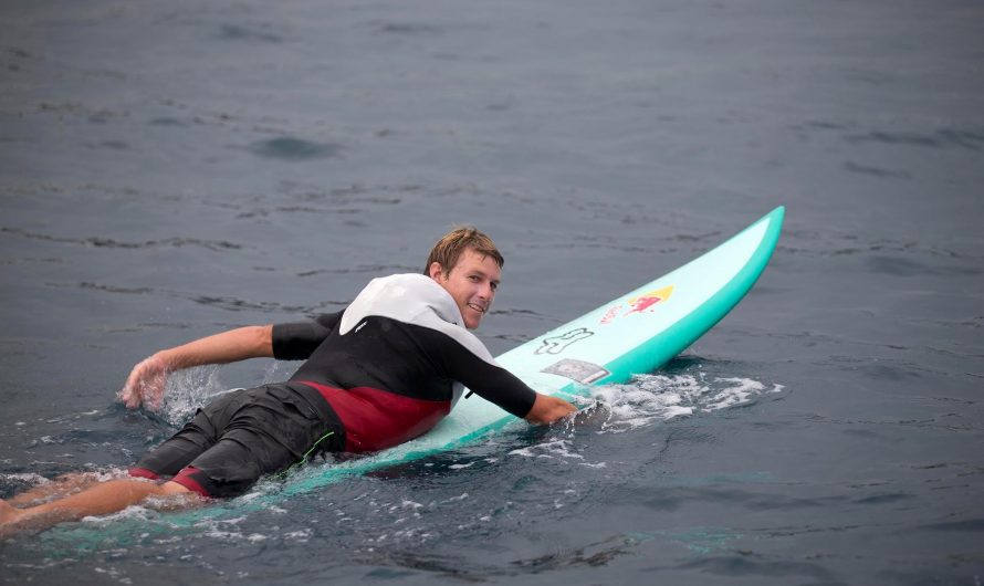 Rowing technique on a surfboard