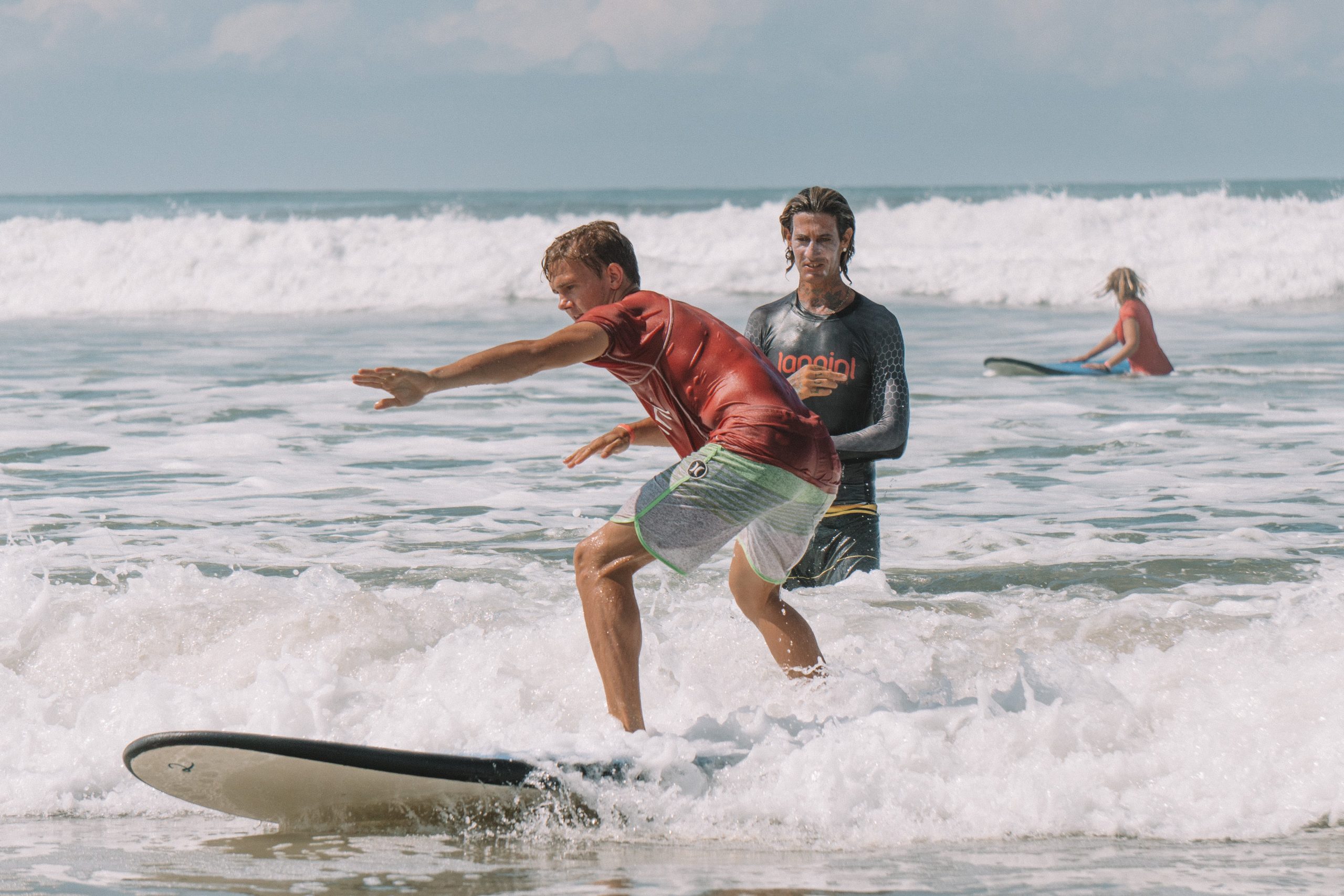 Beginner_surfer_with_instructor